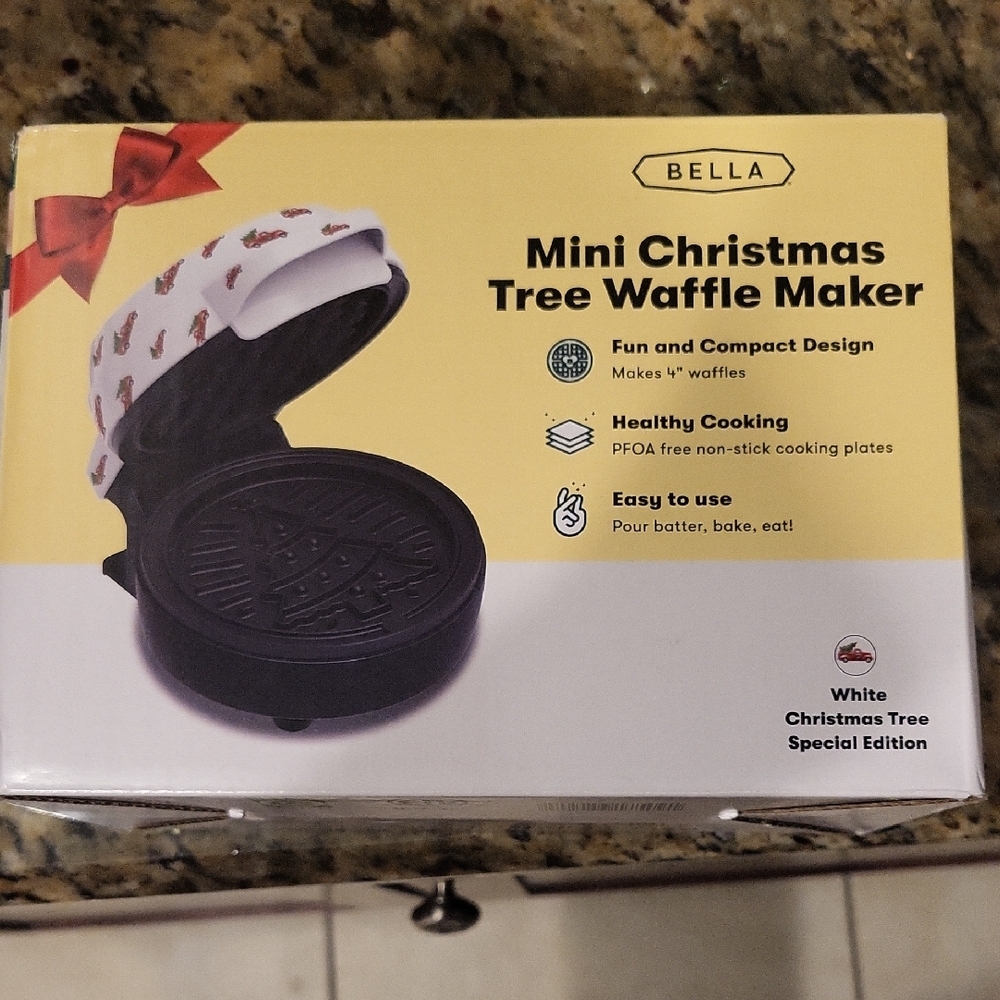Bella Mini Christmas Tree Waffle Maker - White